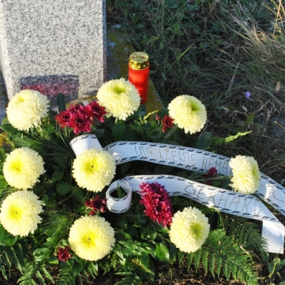 Polaganje venaca na spomenike u Gakovu u Kruševlju