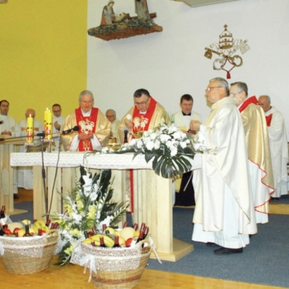 Feierliche Einweihung der Kirche in Radanovac und Besuch einer Delegation der Landsmannschaft der Donauschwaben Bayern in unserem Verein
