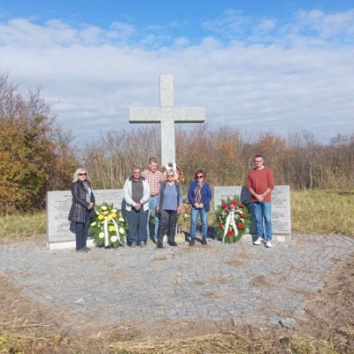 Polaganje venaca na memorijalnim mestima u Gakovu i Kruševlju za preminule podunavske Švabe