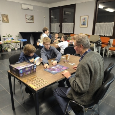 I mladi i stari se okupljaju na večeri društvenih igara u januaru